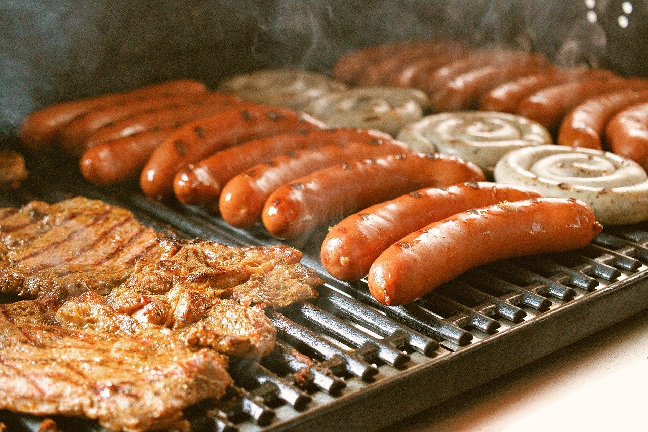Excessive consumption of red meat and processed meat is one of the risk factors for colorectal cancer. Image credit: Alex Fox (pixabay.com)