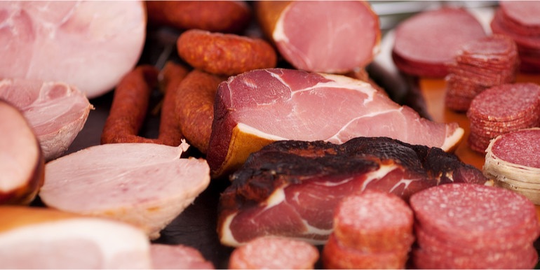 Existuje souvislost mezi konzumací červeného masa a vznikem zhoubných nádorů tlustého střeva?